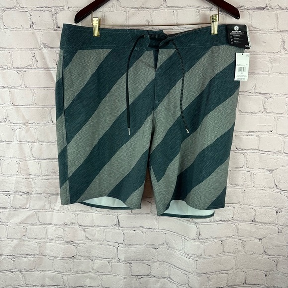 NWT volcom quarta static MOD 19 mod-tech board Shorts sz 38 mid-legnth - Picture 1 of 8